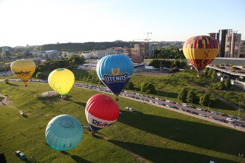 Lithuania-visa-traveler-in-baloon-festival